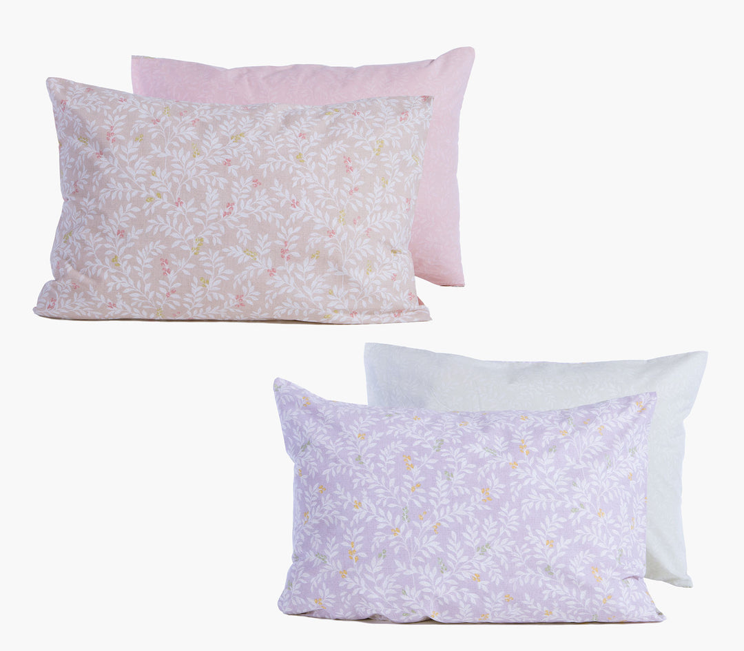 Δύο βαμβακερές μαξιλαροθήκες ύπνου Nef-Nef Homeware με φλοράλ σχέδιο σε μπεζ και λιλά αποχρώσεις σε λευκό φόντο.