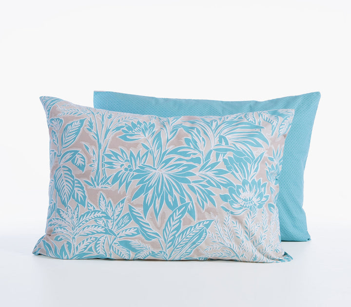 Βαμβακερές μαξιλαροθήκες ύπνου Nef-Nef Homeware με μπλε τροπικό φυλλωτό σχέδιο σε γκρι φόντο και μονόχρωμη μπλε πίσω πλευρά.
