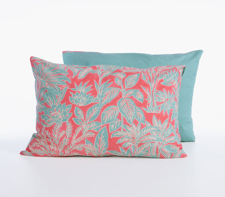 Βαμβακερές μαξιλαροθήκες ύπνου Nef-Nef Homeware με κοραλί φόντο και πράσινο τροπικό φυλλωτό σχέδιο, μαζί με μονόχρωμη πράσινη πίσω πλευρά.
