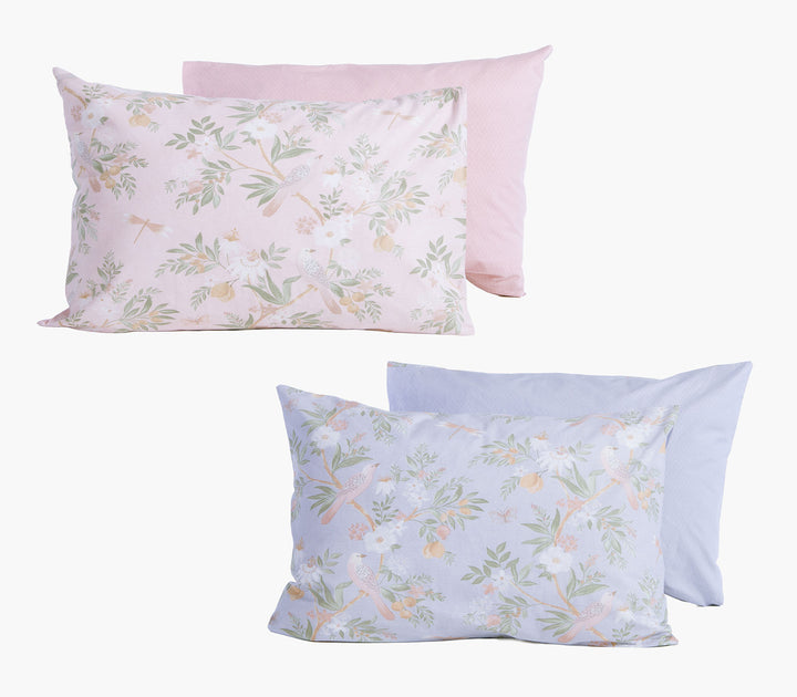 Δύο μαξιλαροθήκες ύπνου Dreamel με φλοράλ σχέδιο και πουλάκια σε ροζ και γαλάζια απόχρωση, τοποθετημένες σε λευκό φόντο.