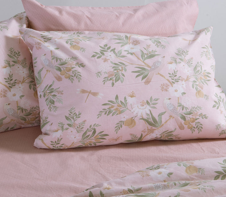 Κρεβάτι με μαξιλαροθήκες Dreamel σε ροζ φλοράλ σχέδιο με πουλάκια και λουλούδια σε ρομαντικό υπνοδωμάτιο.