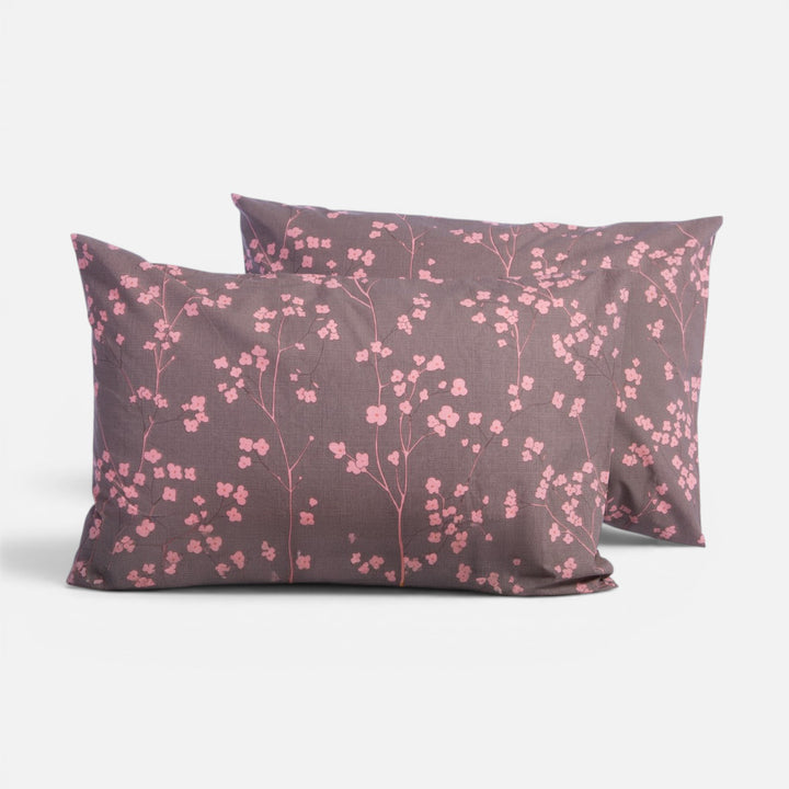 Βαμβακερές μαξιλαροθήκες Floriva Nef-Nef Homeware σε καφέ απόχρωση με λεπτό ροζ floral σχέδιο.