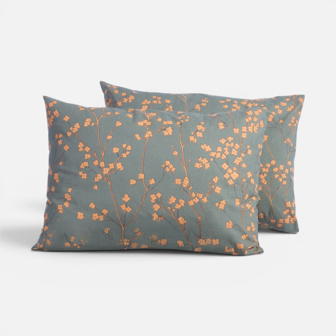 Πράσινες βαμβακερές μαξιλαροθήκες Floriva Nef-Nef Homeware με πορτοκαλί λουλουδάτο μοτίβο σε λευκό φόντο.