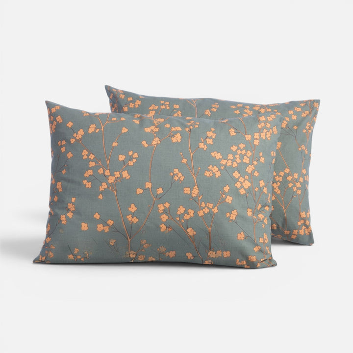 Πράσινες βαμβακερές μαξιλαροθήκες Floriva Nef-Nef Homeware με πορτοκαλί λουλουδάτο μοτίβο σε λευκό φόντο.