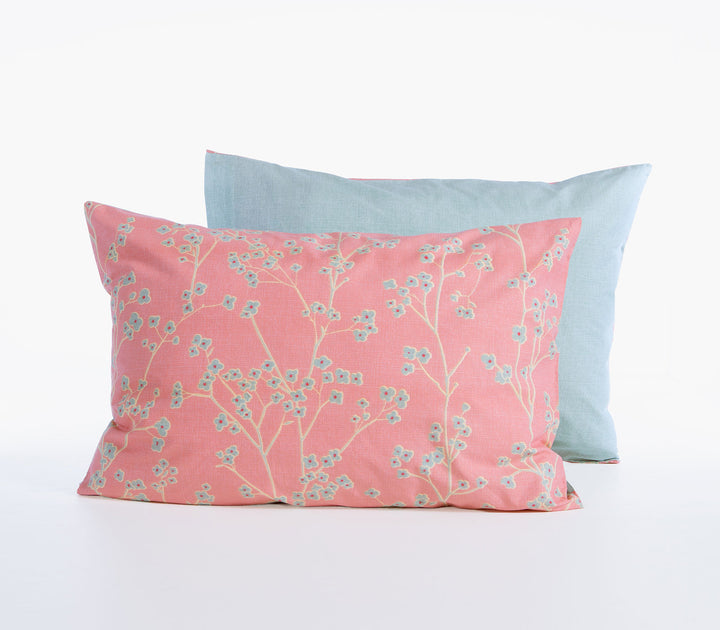 Βαμβακερή μαξιλαροθήκη Nef-Nef Homeware σε κοραλί απόχρωση με λεπτό φλοράλ σχέδιο και γαλάζια πίσω όψη.