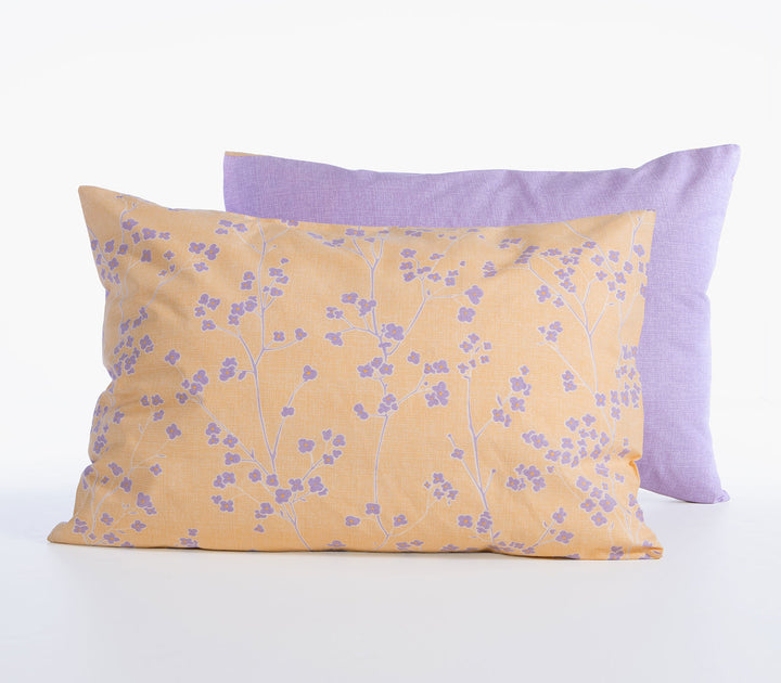 Βαμβακερή μαξιλαροθήκη Nef-Nef Homeware σε μουσταρδί χρώμα με λιλά φλοράλ μοτίβο και μονόχρωμη λιλά πίσω όψη.