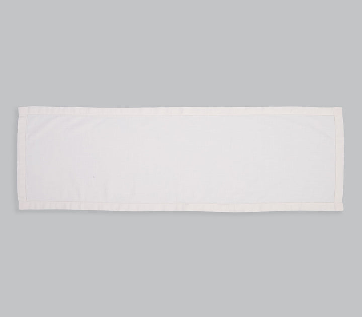 Εκρού βαμβακερή τραβέρσα με λεπτομέρεια ραφής σε minimal αισθητική και καθαρό φόντο.