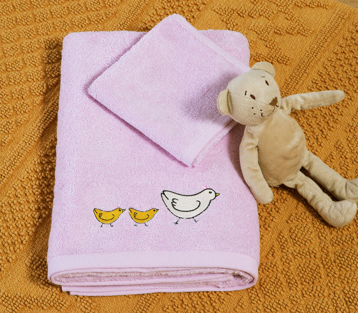 Σετ βρεφικές πετσέτες λιλά με κέντημα πουλάκια, τοποθετημένες σε υφασμάτινο χαλί με λούτρινο αρκουδάκι δίπλα.