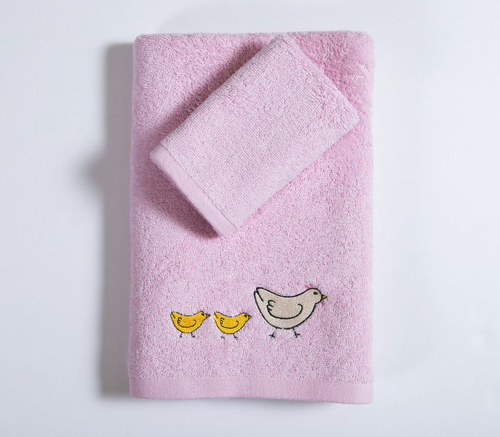 Σετ λιλά βρεφικές πετσέτες διπλωμένες με κέντημα πουλάκια, φωτογραφημένες σε λευκό φόντο.