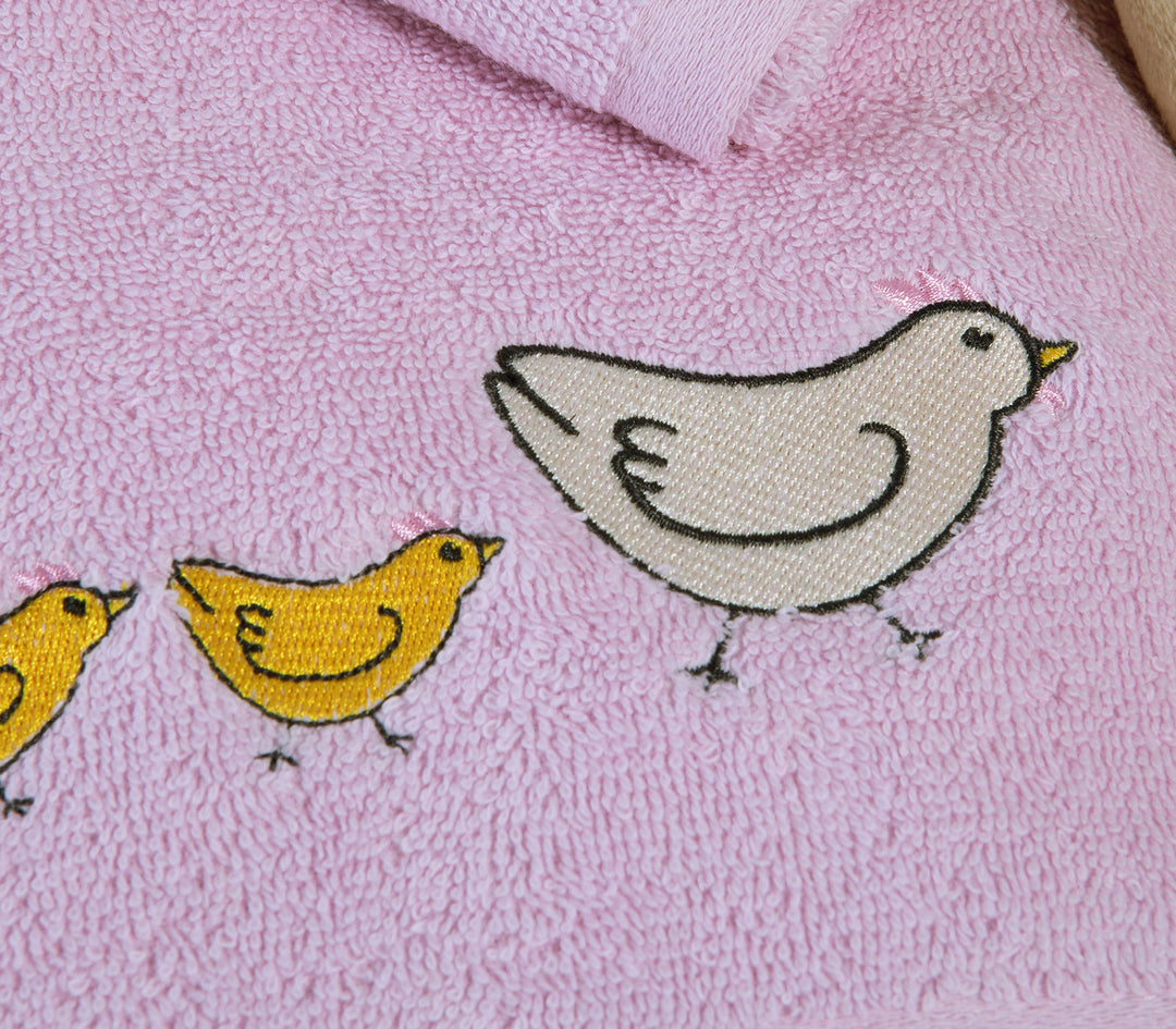 Κοντινή λήψη βρεφικής λιλά πετσέτας με κέντημα τρία μικρά πουλάκια σε απαλή βαμβακερή υφή.