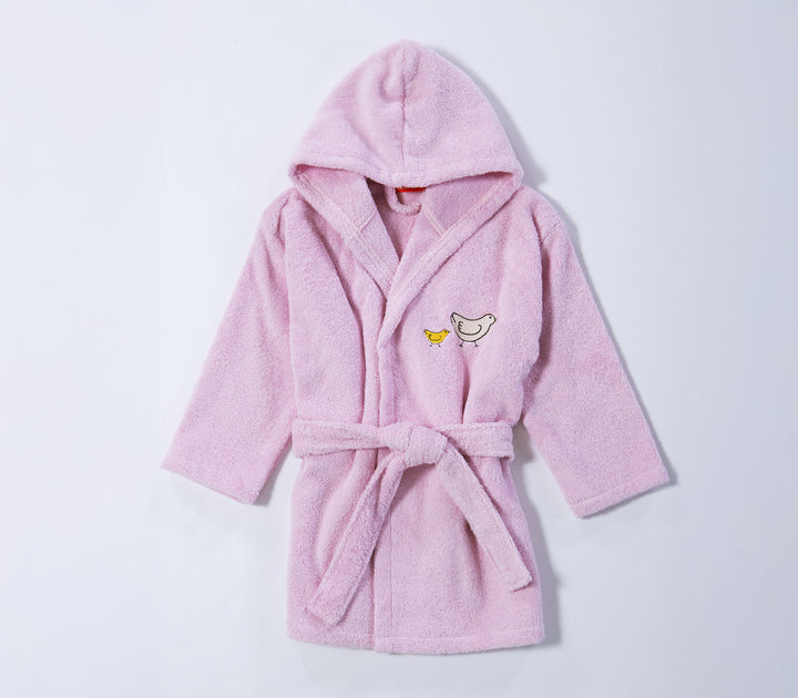 Βρεφικό μπουρνούζι λιλά με κουκούλα και κέντημα πουλάκια, απλωμένο σε λευκό φόντο φωτογράφισης.