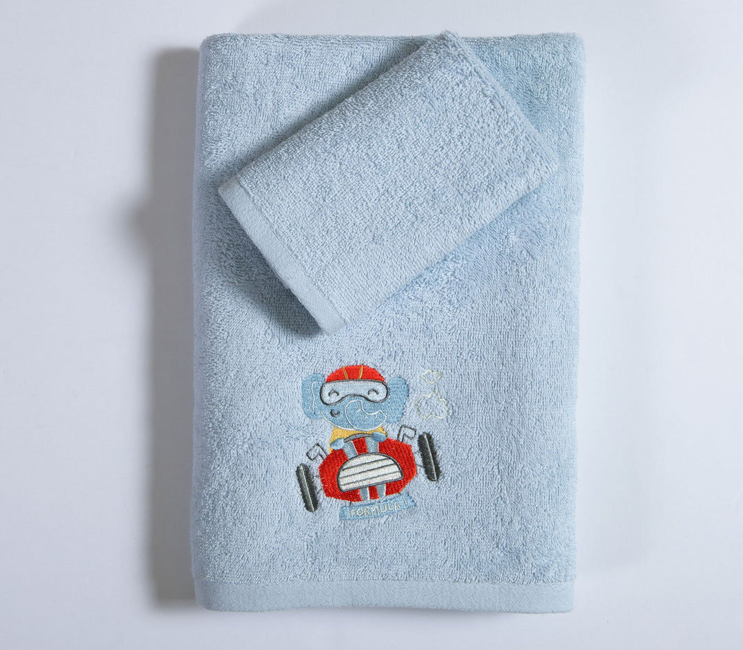 Γαλάζιες βρεφικές πετσέτες με κεντημένο σχέδιο αρκουδάκι σε αγωνιστικό αυτοκίνητο τοποθετημένες σε λευκό φόντο.