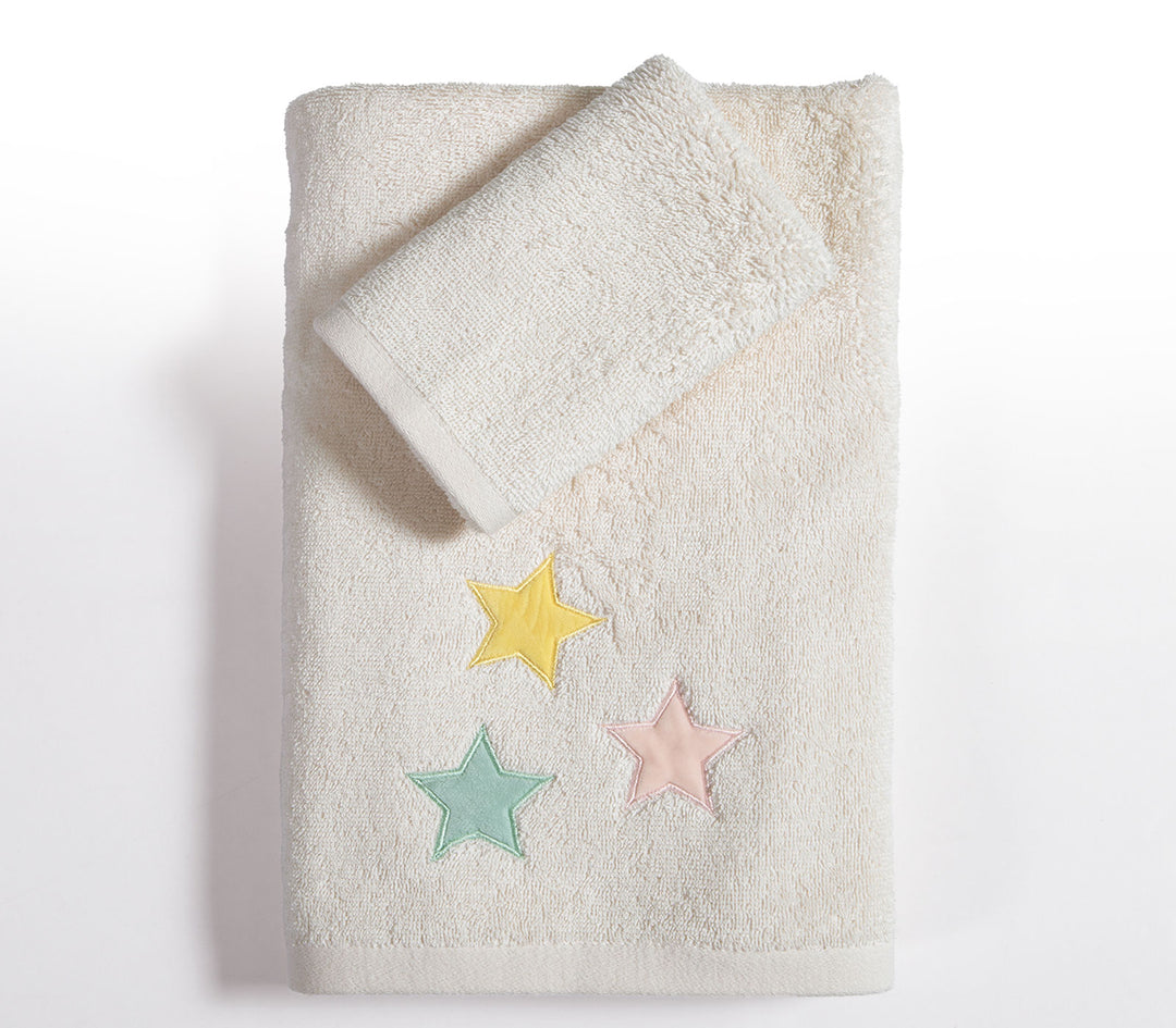 Σετ βρεφικές πετσέτες εκρού με κεντημένα πολύχρωμα αστέρια, τοποθετημένες σε λευκό φόντο φωτογράφισης.