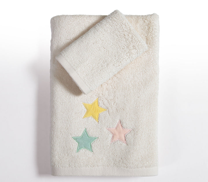 Σετ βρεφικές πετσέτες εκρού με κεντημένα πολύχρωμα αστέρια, τοποθετημένες σε λευκό φόντο φωτογράφισης.