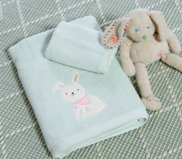 Σετ βρεφικές πετσέτες πράσινες με κεντημένο λαγουδάκι τοποθετημένες σε χαλί δίπλα σε λούτρινο παιχνίδι.
