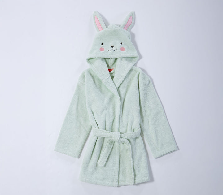 Βρεφικό βαμβακερό μπουρνούζι πράσινο με κουκούλα λαγουδάκι και αυτιά σε καθαρό λευκό φόντο φωτογράφισης.