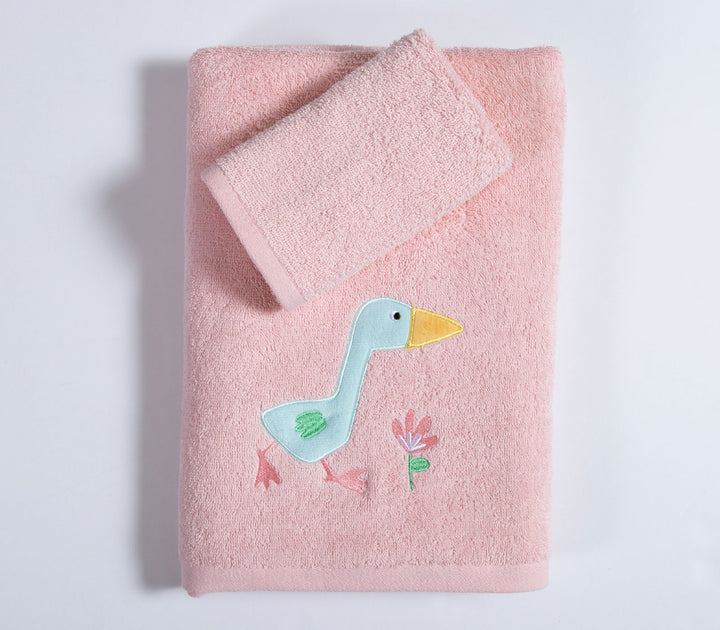 Σετ βρεφικών πετσετών σε απαλό ροζ χρώμα με κεντημένο παπάκι και λουλουδάκι, τοποθετημένες σε λευκό φόντο.