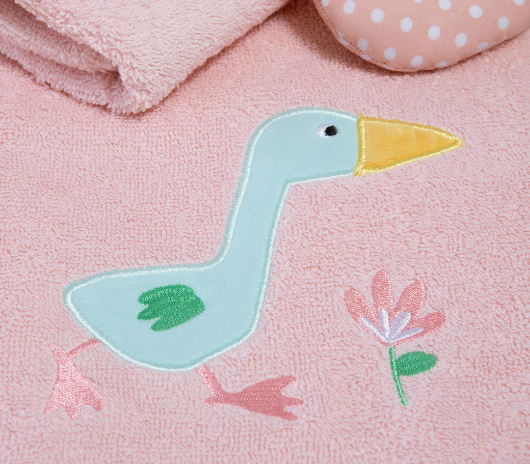 Κοντινό πλάνο ροζ βρεφικής πετσέτας με κεντημένο παπάκι σε παστέλ χρώματα και μικρό λουλούδι.