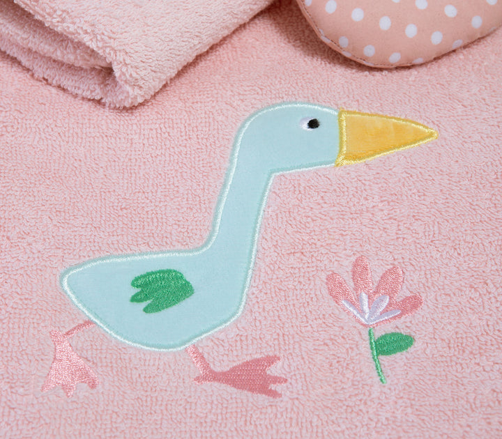 Κοντινό πλάνο ροζ βρεφικής πετσέτας με κεντημένο παπάκι σε παστέλ χρώματα και μικρό λουλούδι.