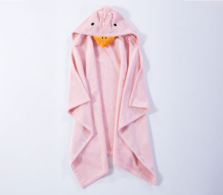 Ροζ βρεφική κάπα μπάνιου με κουκούλα παπάκι απλωμένη σε λευκό φόντο.