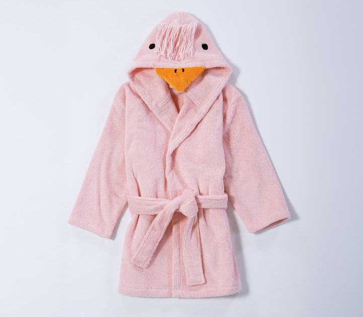 Ροζ βρεφικό μπουρνούζι με κουκούλα παπάκι, πορτοκαλί ράμφος και ζώνη δεσίματος σε λευκό φόντο.