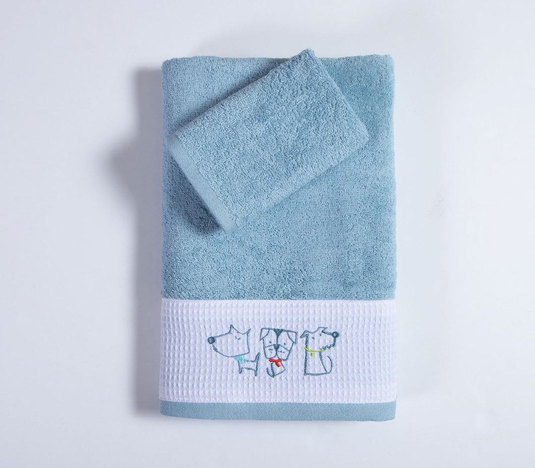 Διπλωμένες παιδικές πετσέτες Dog Life της Nef-Nef Homeware σε μπλε χρώμα με κεντημένα χαριτωμένα σκυλάκια.
