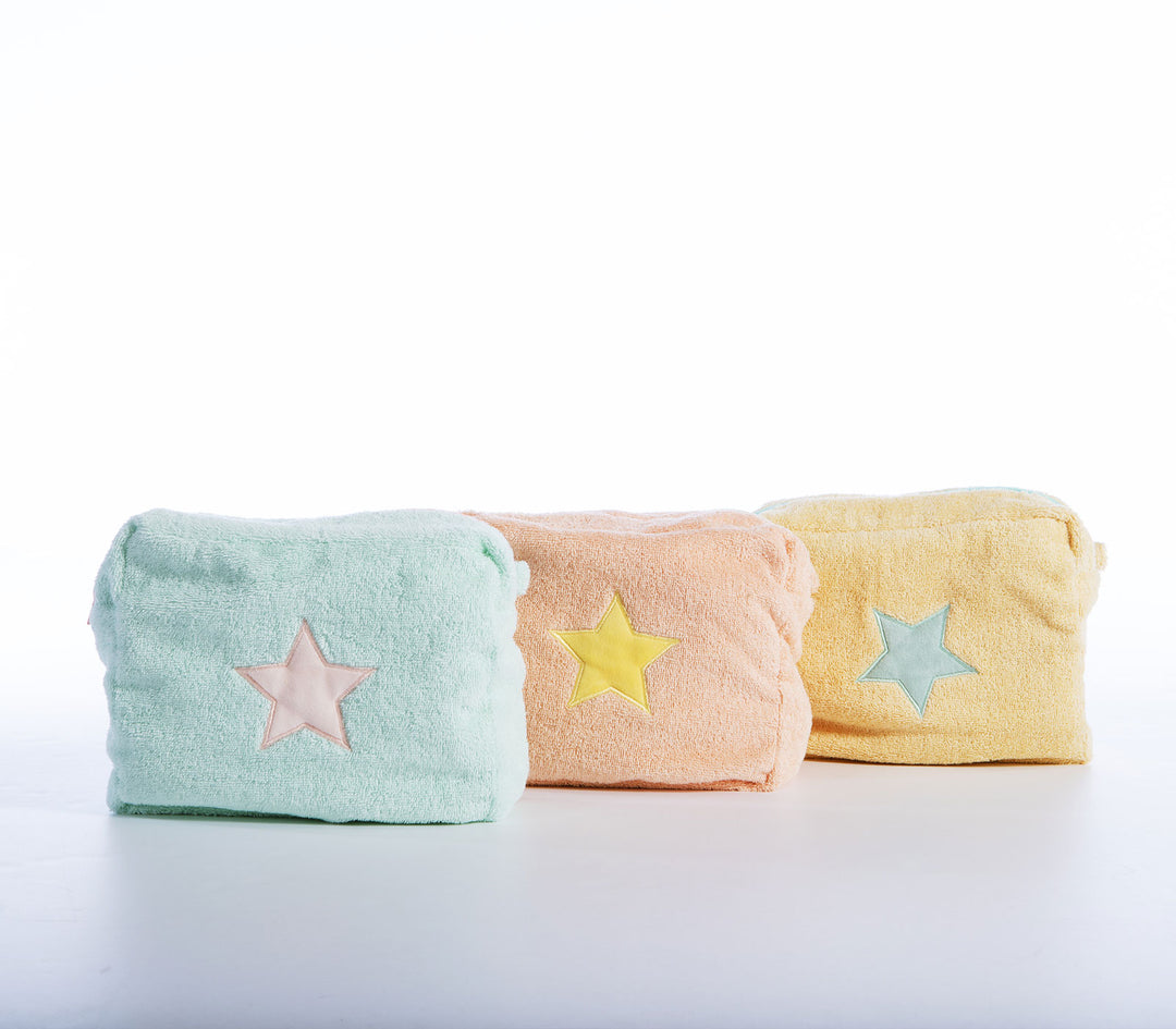 Τρία βρεφικά τσαντάκια σε παστέλ αποχρώσεις με κεντημένο αστέρι τοποθετημένα σε λευκό φόντο.