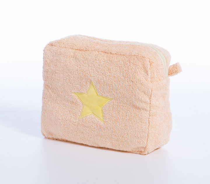 Βρεφικό τσαντάκι σε ροζ απόχρωση με κεντημένο αστέρι τοποθετημένο σε λευκό φόντο φωτογράφισης.