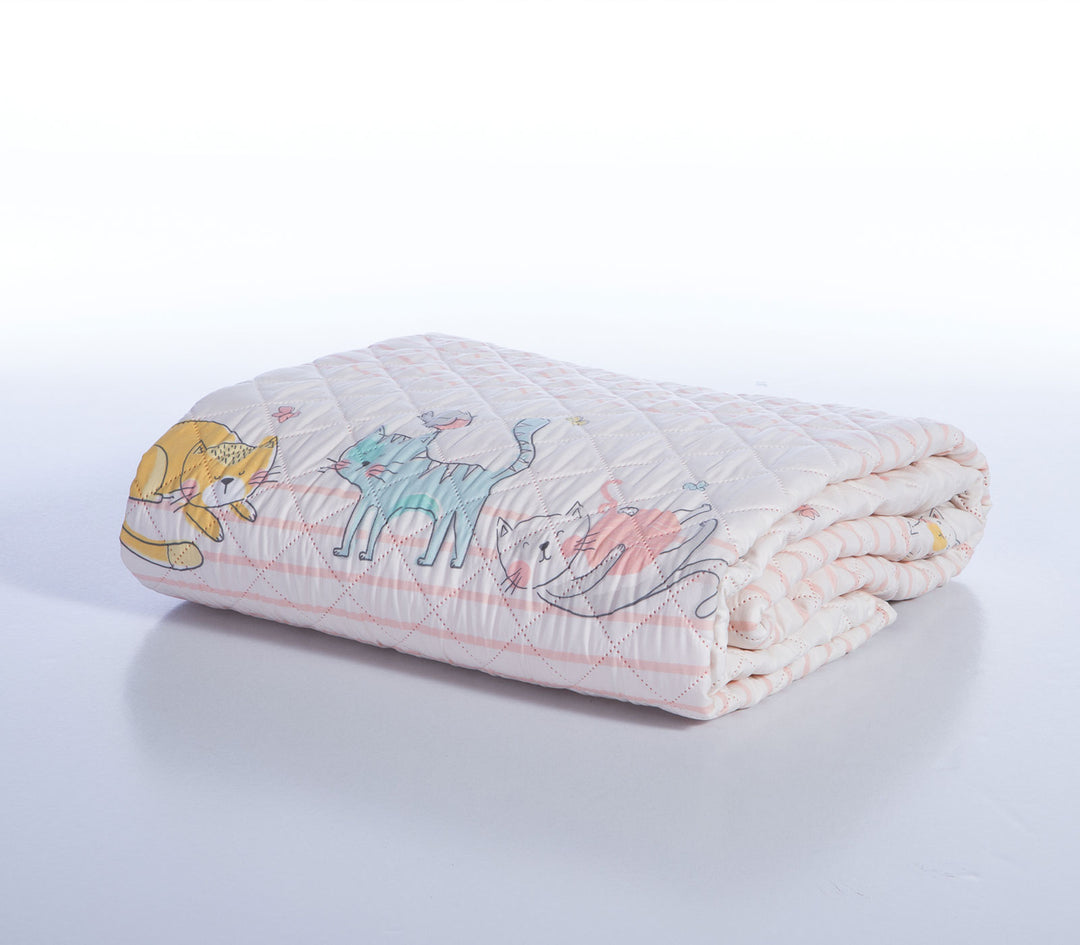 Διπλωμένο παιδικό κουβερλί Cat Life της Nef-Nef Homeware με παιδικό σχέδιο γατούλες σε απαλούς παστέλ τόνους.