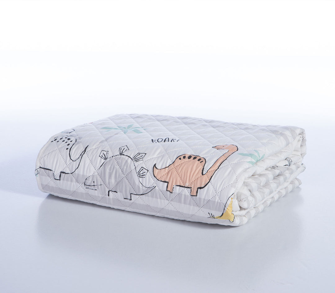 Διπλωμένο παιδικό κουβερλί Dinosaur Art της Nef-Nef Homeware με χαριτωμένα σχέδια δεινόσαυρων.