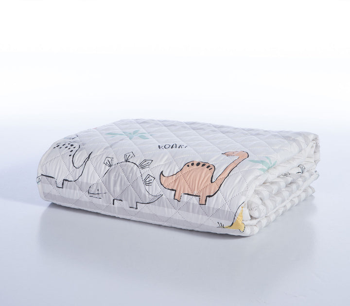 Διπλωμένο παιδικό κουβερλί Dinosaur Art της Nef-Nef Homeware με χαριτωμένα σχέδια δεινόσαυρων.