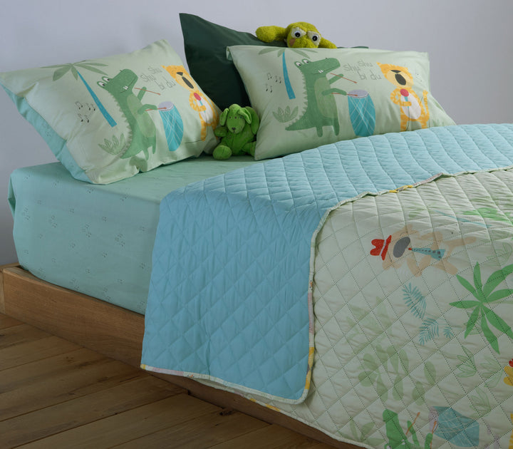 Παιδικό σετ κρεβατιού με κουβερλί και μαξιλαροθήκες Jungle Music με ζωάκια σε πράσινες αποχρώσεις.