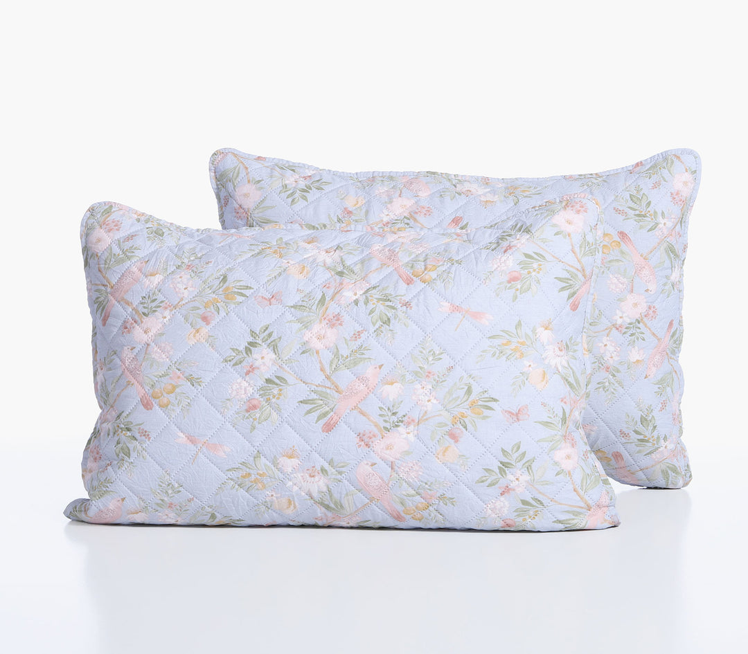 Δύο γαλάζιες διακοσμητικές μαξιλαροθήκες Dreamel με φλοράλ σχέδιο και καπιτονέ ραφή τοποθετημένες η μία μπροστά από την άλλη.