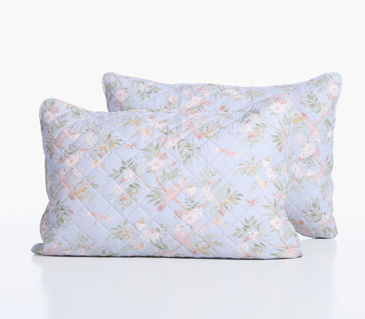 Δύο γαλάζιες διακοσμητικές μαξιλαροθήκες Dreamel με φλοράλ σχέδιο και καπιτονέ ραφή τοποθετημένες η μία μπροστά από την άλλη.