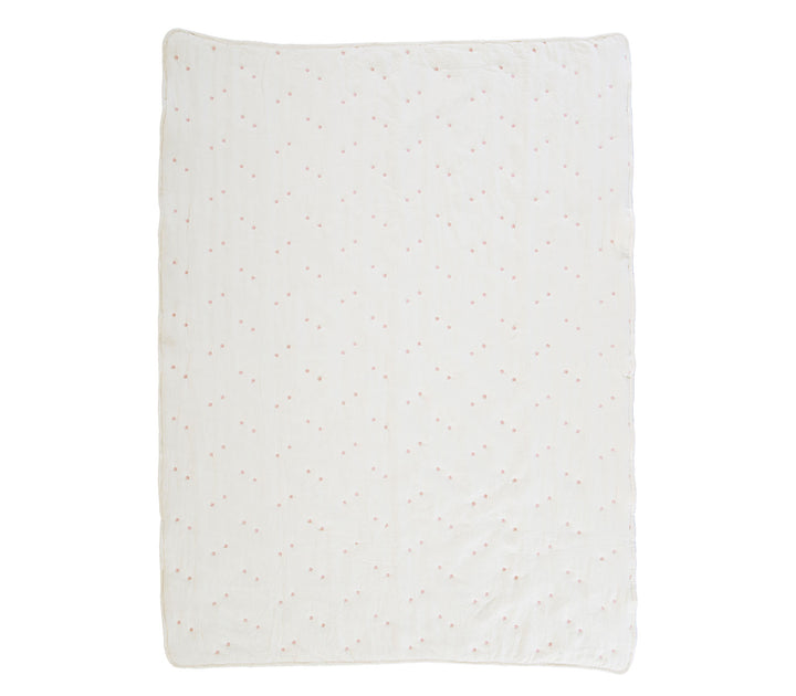 Εκρού βρεφικό κουβερλί με μικρά ροζ κεντημένα λουλουδάκια απλωμένο σε λευκό φόντο.