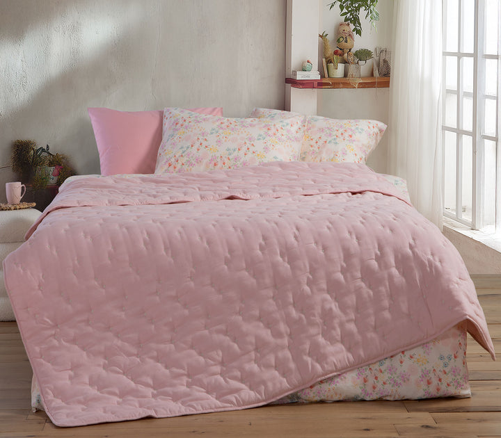 Παιδικό κουβερλί Special Flower Nef-Nef Homeware σε ροζ απόχρωση, τοποθετημένο σε παιδικό κρεβάτι με floral μαξιλάρια.