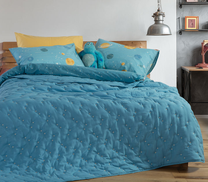 Παιδικό κουβερλί Special Star Nef-Nef Homeware σε πετρόλ απόχρωση με αστέρια, τοποθετημένο σε παιδικό κρεβάτι.