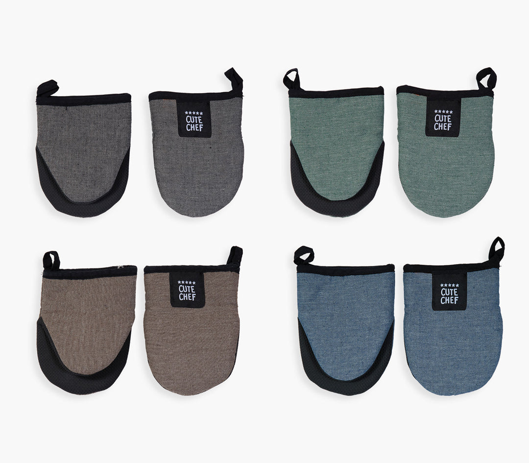 Σετ γαντιών κουζίνας σε γκρι και μαύρο χρώμα με διακριτικό λογότυπο και υφασμάτινη επιφάνεια.