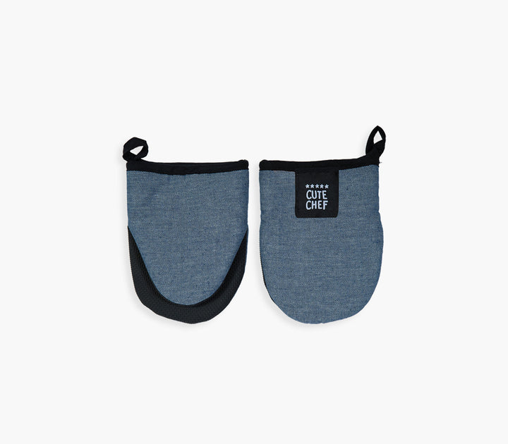 Σετ γαντιών κουζίνας σε καφέ και μαύρο χρώμα με υφασμάτινη υφή και κρεμαστό θηλάκι σε λευκό φόντο.