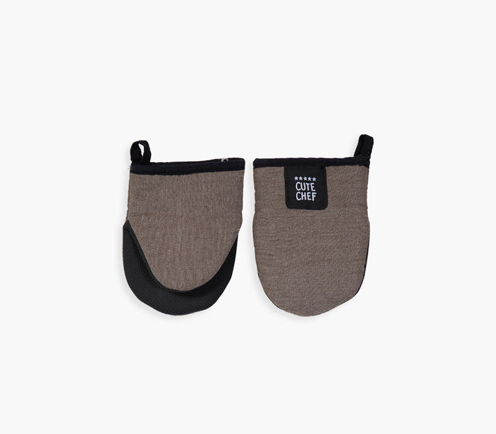 Σετ γαντιών κουζίνας σε καφέ και μαύρο χρώμα με υφασμάτινη υφή και κρεμαστό θηλάκι σε λευκό φόντο.