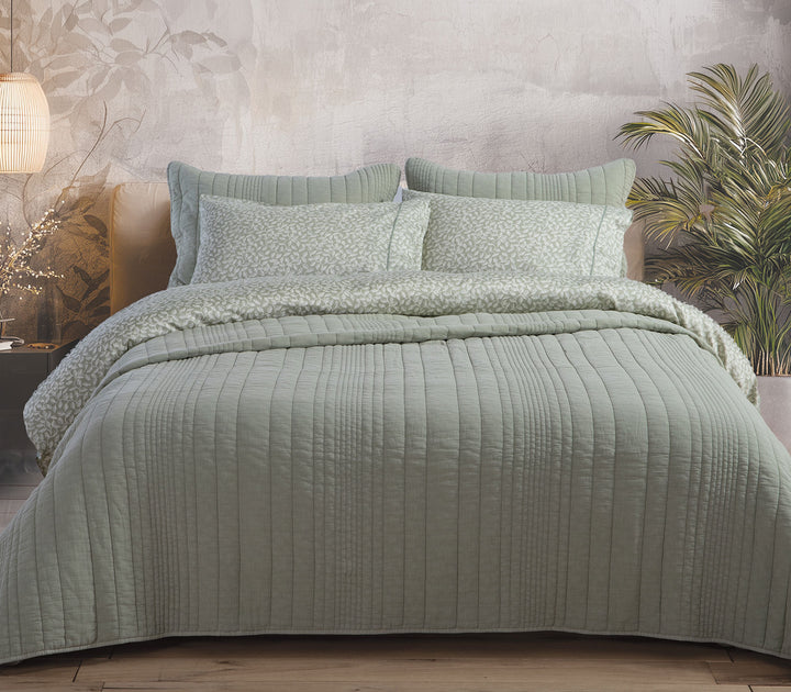 Πράσινο κουβερλί Nef-Nef Homeware στρωμένο σε κρεβάτι με μοντέρνα διακόσμηση και απαλά πράσινα σεντόνια.