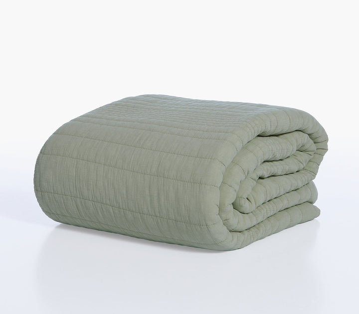 Διπλωμένο κουβερλί Nef-Nef Homeware σε απαλό πράσινο χρώμα με καπιτονέ ραφές τοποθετημένο σε λευκό φόντο στούντιο.