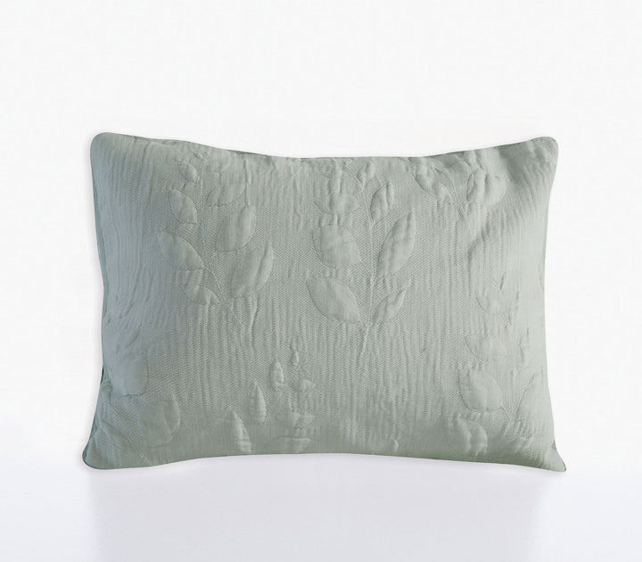 Διακοσμητική μαξιλαροθήκη σε απαλό πράσινο χρώμα με ανάγλυφο φυλλωτό μοτίβο.