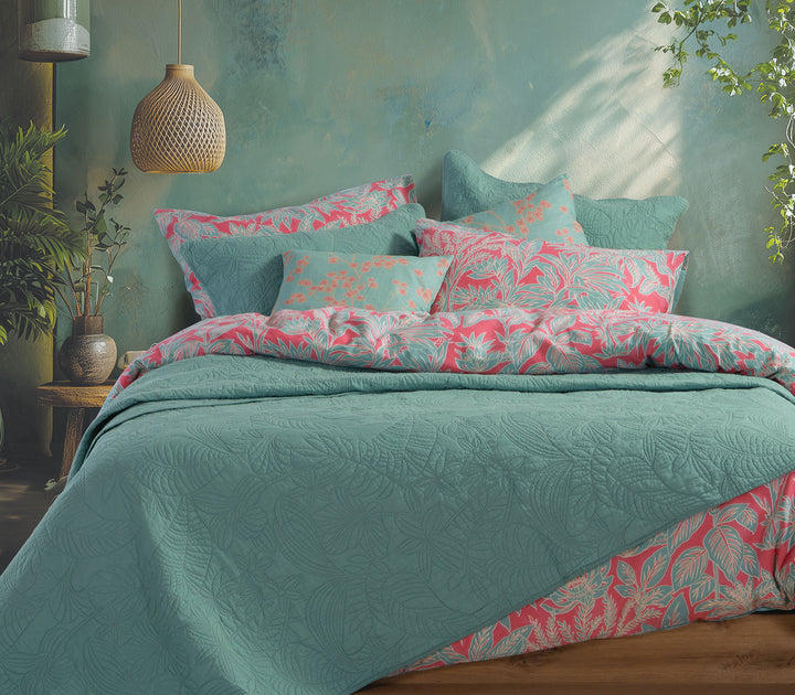 Κρεβάτι στρωμένο με πράσινο κουβερλί Nef-Nef Homeware με ανάγλυφο φυλλωτό καπιτονέ σχέδιο σε φωτεινό υπνοδωμάτιο με φυσικά διακοσμητικά.