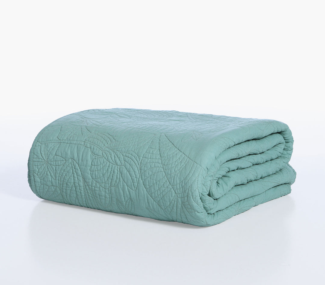 Διπλωμένο πράσινο κουβερλί Nef-Nef Homeware με καπιτονέ φυλλωτό σχέδιο τοποθετημένο σε λευκό φόντο.
