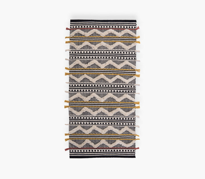 Χαλάκι κουζίνας με γεωμετρικό σχέδιο σε ασπρόμαυρες αποχρώσεις με υφαντή υφή σε λευκό φόντο.