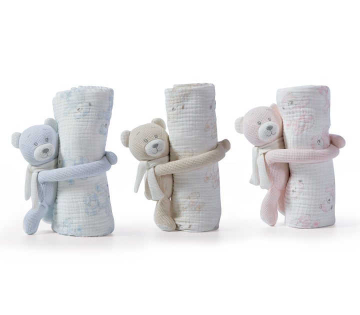 Τρεις βρεφικές κουβέρτες αγκαλιάς με σχέδιο αρκουδάκια τυλιγμένες με λούτρινα αρκουδάκια σε λευκό φόντο.