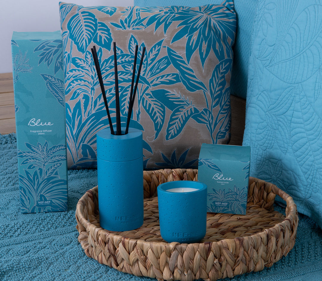Αρωματικό χώρου Blue με στικς της Nef-Nef Homeware τοποθετημένο σε ψάθινο δίσκο με μπλε διακοσμητικά.