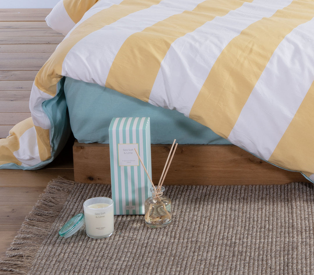 Αρωματικό χώρου με στικς Sea Salt & Lime της Nef-Nef Homeware σε γυάλινο μπουκάλι με κοχύλια και τιρκουάζ ριγέ συσκευασία.