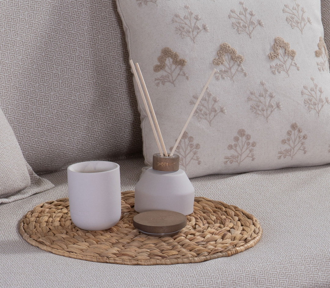 Αρωματικό χώρου με στικς Cotton Flower της Nef-Nef Homeware σε γκρι κεραμικό δοχείο με ξύλινο καπάκι και μίνιμαλ συσκευασία.